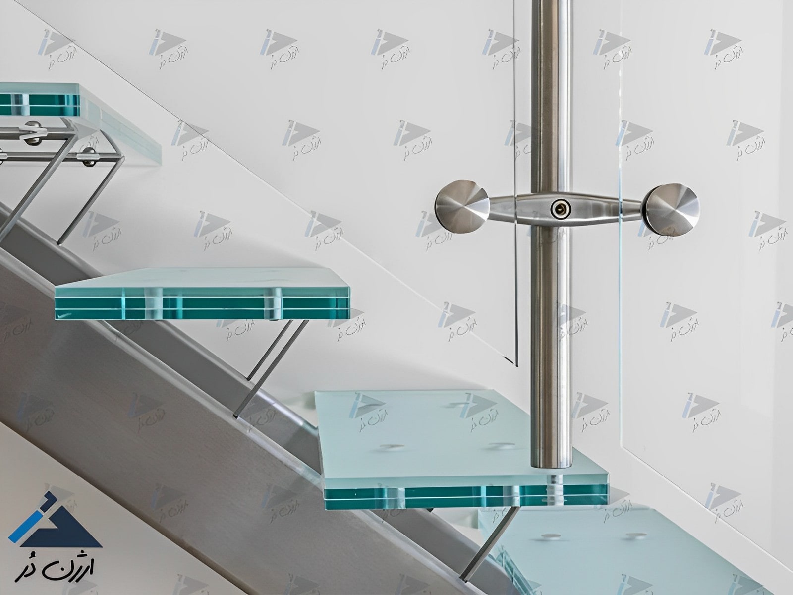 پله شیشه ای