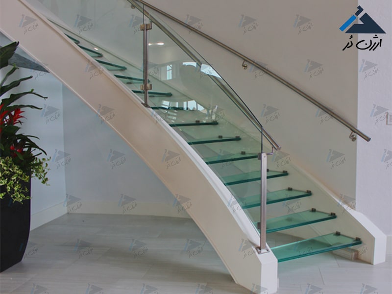 پله شیشه ای