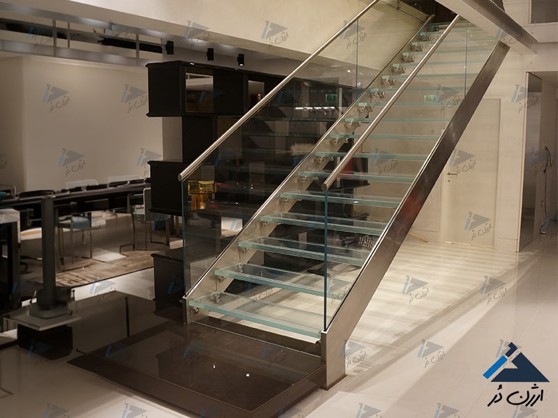 پله شیشه ای