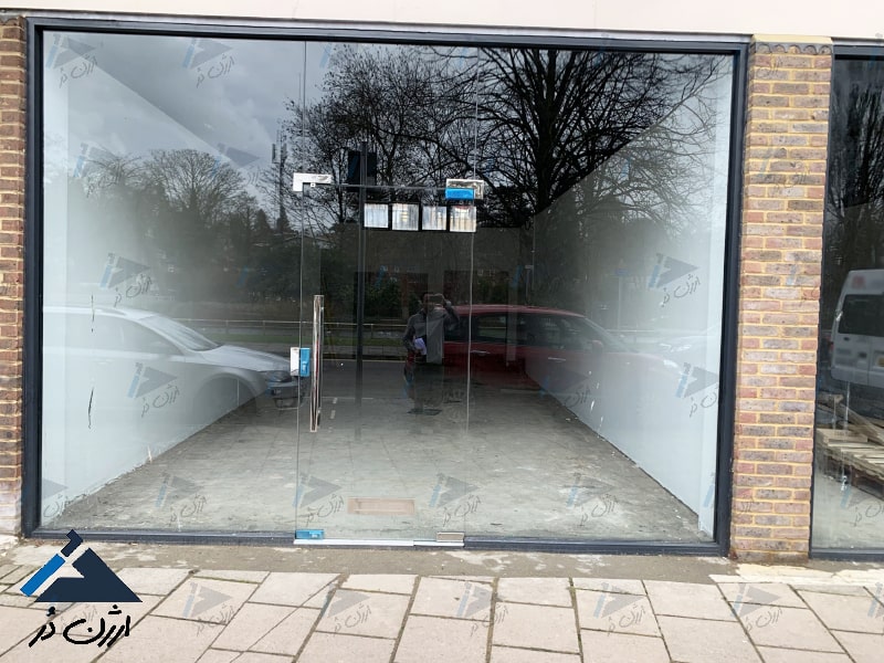 درب شیشه‌ای لولایی مغازه