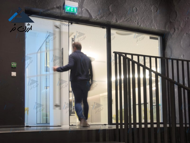 درب شیشه‌ای دودبن