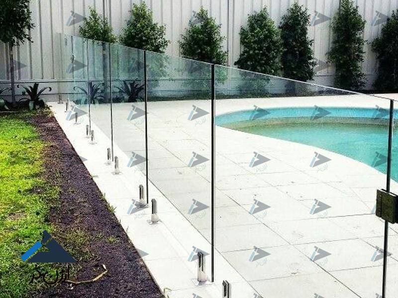 نرده دور استخر